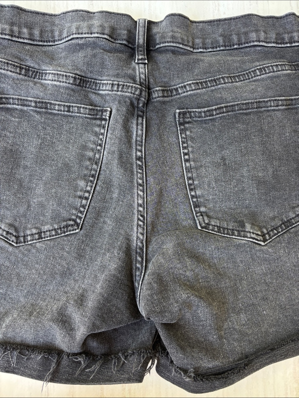 Women’s Black Gap Mid Rise Denim Jean Shorts Size 31 With 5” Inseam Exc Cond - Picture 8 of 17